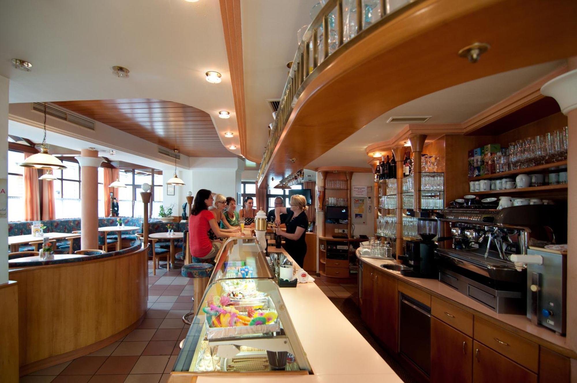 Restaurant - Cafe - Pension Hassler Берґ ім Драуталь Екстер'єр фото