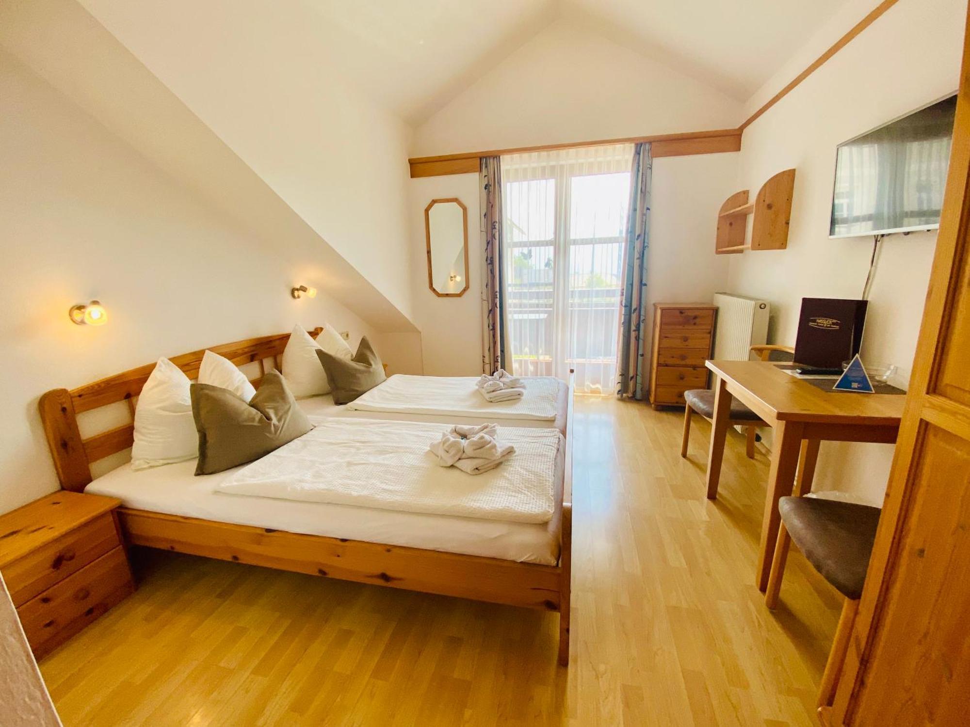 Restaurant - Cafe - Pension Hassler Берґ ім Драуталь Екстер'єр фото