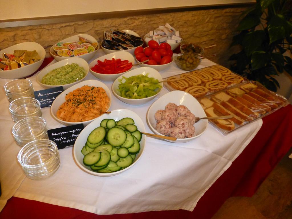 Restaurant - Cafe - Pension Hassler Берґ ім Драуталь Екстер'єр фото