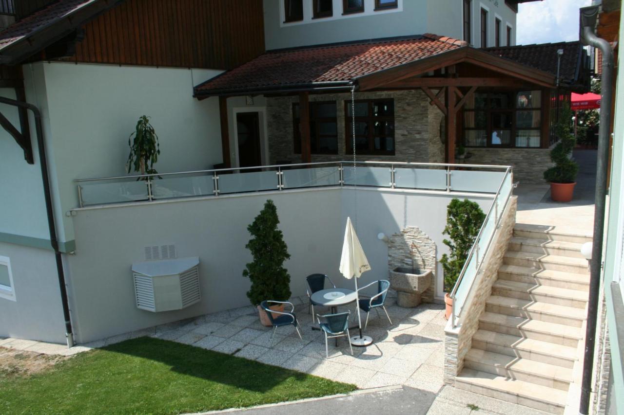Restaurant - Cafe - Pension Hassler Берґ ім Драуталь Екстер'єр фото